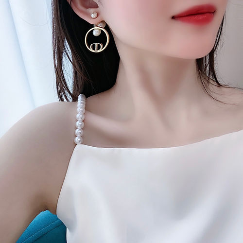Dior Circle Pearls 18K Gold Earrings product image 5, provided for visual reference and product detail review