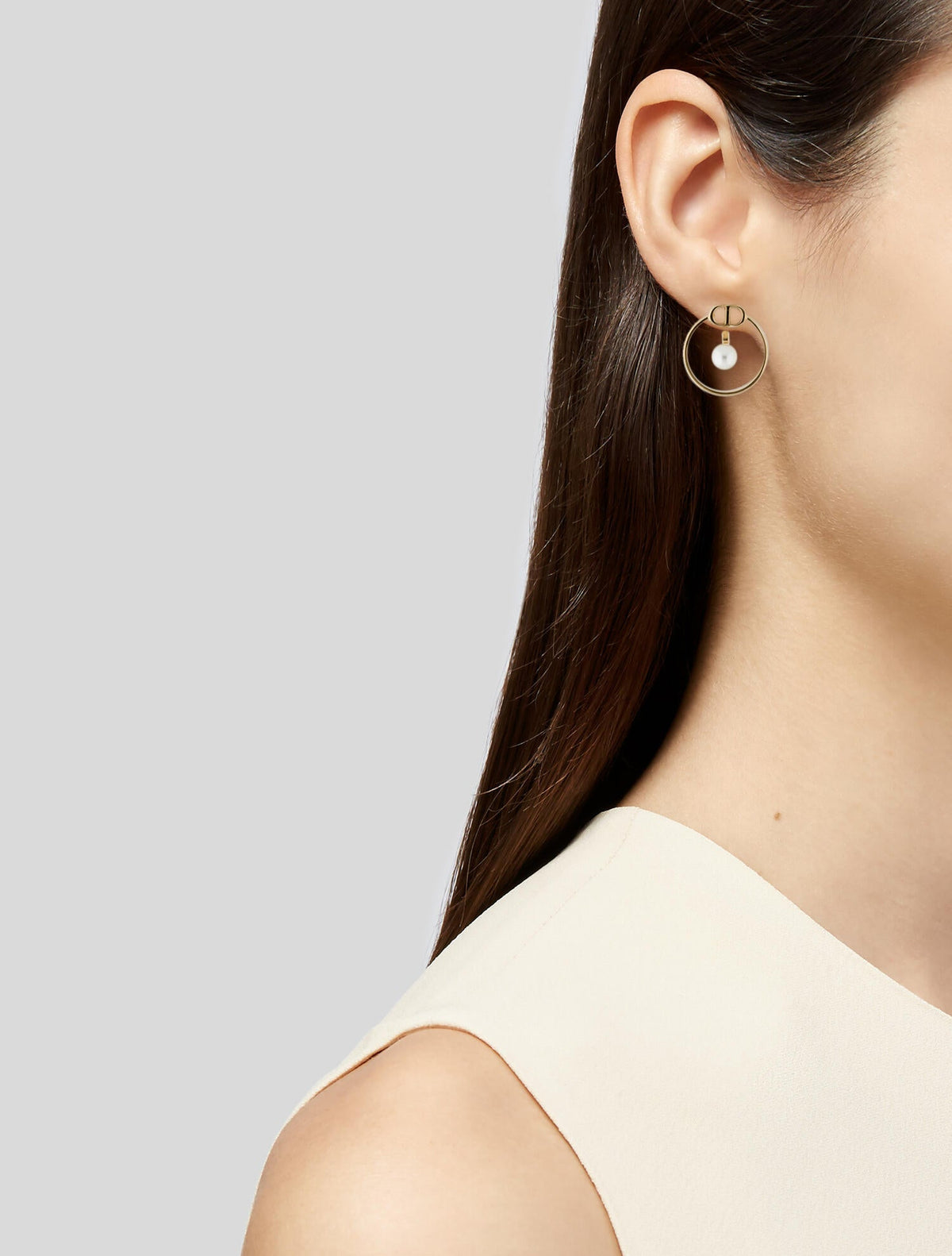 Dior 30 Montaigne Pearls 18K Gold Earrings product image 3, provided for visual reference and product detail review