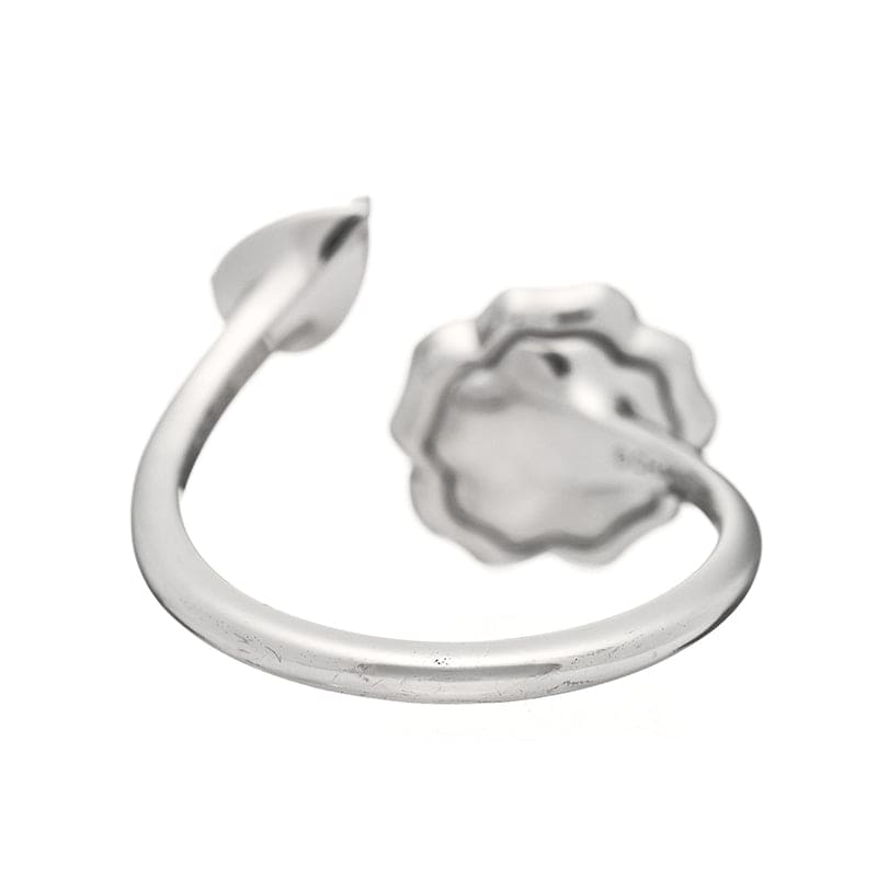 Chanel Diamond Camelia Precieux 18K Gold Ring product image 7, provided for visual reference and product detail review