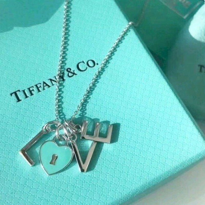 Tiffany Love Chain 18K Gold Necklace product image 2, provided for visual reference and product detail review