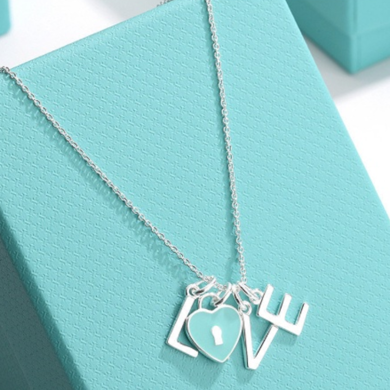 Tiffany Love Chain 18K Gold Necklace product image 4, provided for visual reference and product detail review