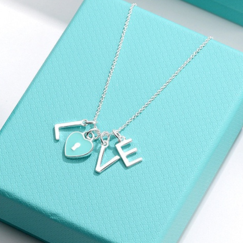 Tiffany Love Chain 18K Gold Necklace product image 5, provided for visual reference and product detail review