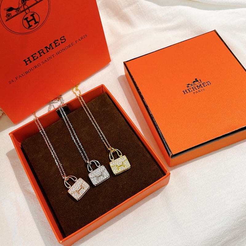 Hermes Amulettes Constance Pendant 18K Gold Necklace product image 7, provided for visual reference and product detail review