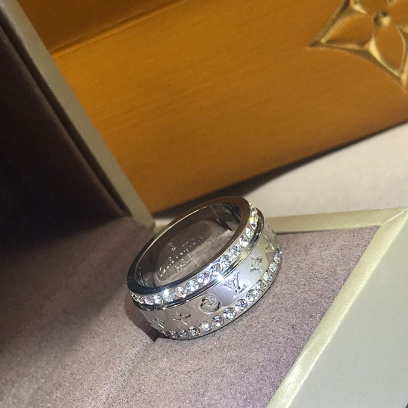 Louis Vuitton Catch 18K Gold Ring product image 5, provided for visual reference and product detail review