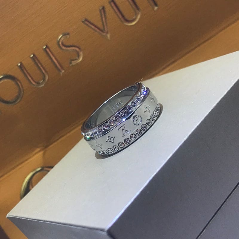 Louis Vuitton Catch 18K Gold Ring product image 4, provided for visual reference and product detail review