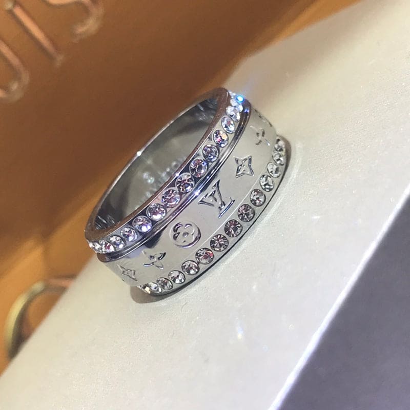 Louis Vuitton Catch 18K Gold Ring product image 3, provided for visual reference and product detail review