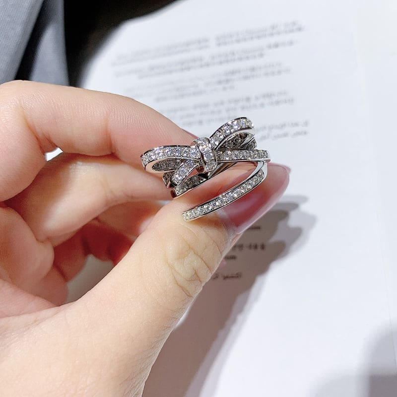 Chanel Diamonds Knot 18K Gold Ring product image 4, provided for visual reference and product detail review