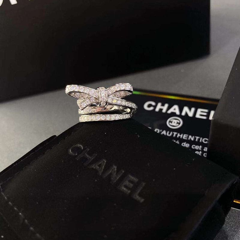 Chanel Diamonds Knot 18K Gold Ring product image 6, provided for visual reference and product detail review