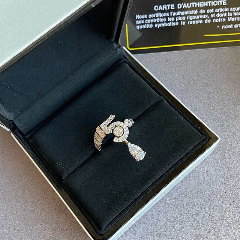 Chanel Diamond No.5 Drop 18K Gold Ring product image 8, provided for visual reference and product detail review