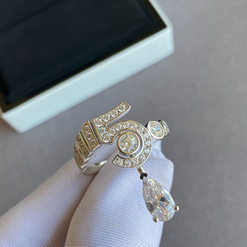 Chanel Diamond No.5 Drop 18K Gold Ring product image 4, provided for visual reference and product detail review