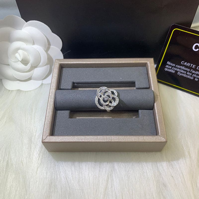 Chanel Fil De Cam ̈¦lia 18K Gold Ring product image 2, provided for visual reference and product detail review