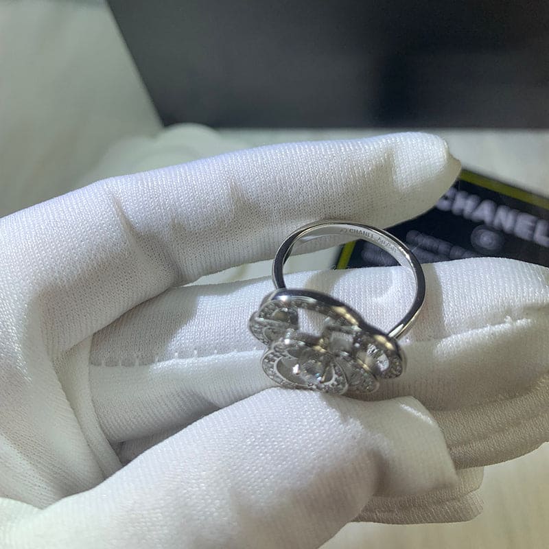 Chanel Fil De Cam ̈¦lia 18K Gold Ring product image 3, provided for visual reference and product detail review