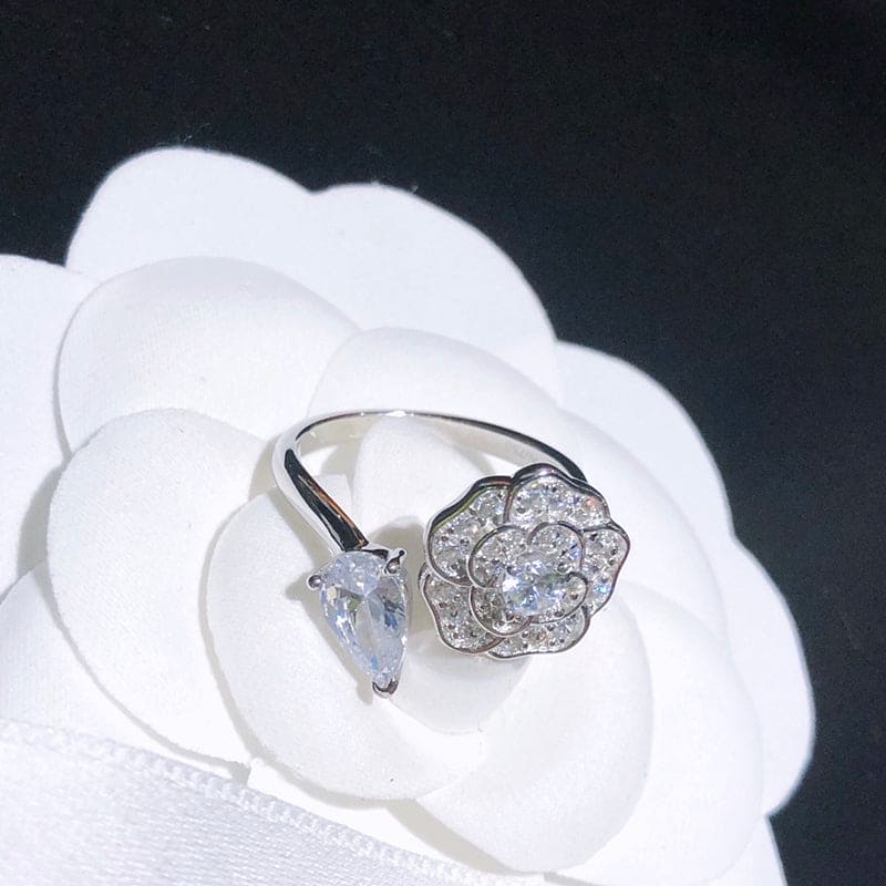 Chanel Diamond Camelia Precieux 18K Gold Ring product image 4, provided for visual reference and product detail review