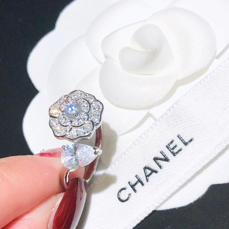 Chanel Diamond Camelia Precieux 18K Gold Ring product image 9, provided for visual reference and product detail review