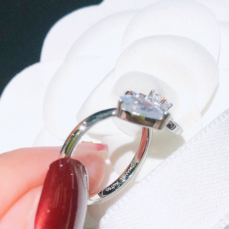 Chanel Diamond Camelia Precieux 18K Gold Ring product image 6, provided for visual reference and product detail review