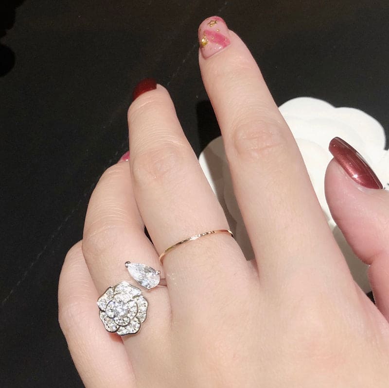Chanel Diamond Camelia Precieux 18K Gold Ring product image 5, provided for visual reference and product detail review