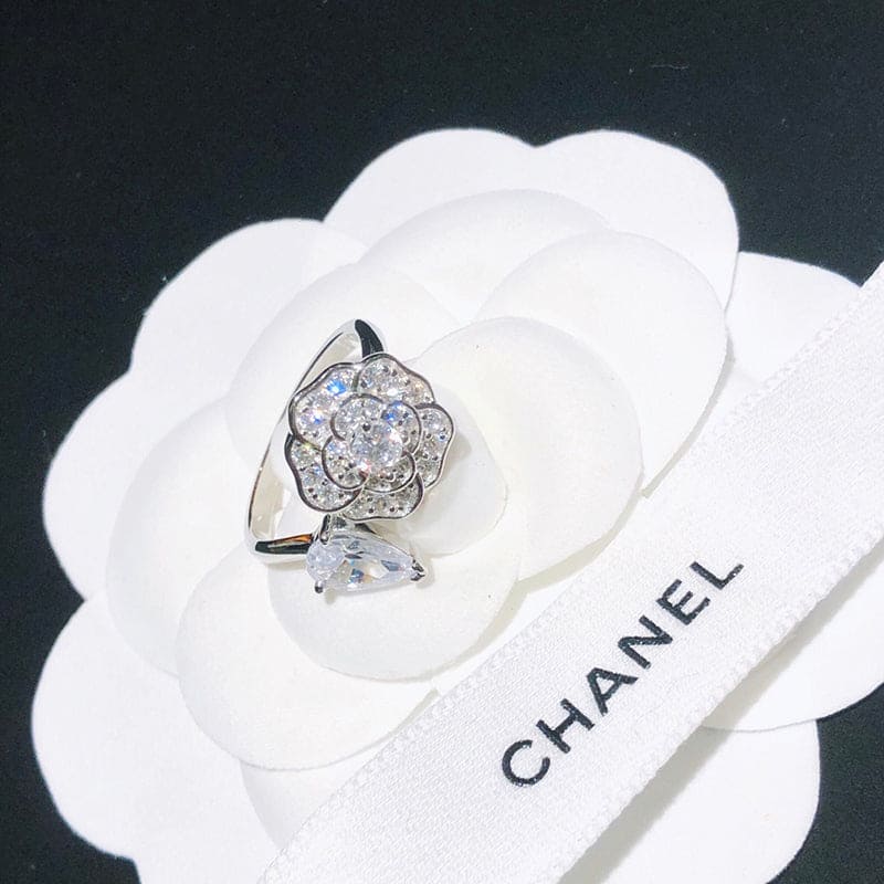 Chanel Diamond Camelia Precieux 18K Gold Ring product image 8, provided for visual reference and product detail review