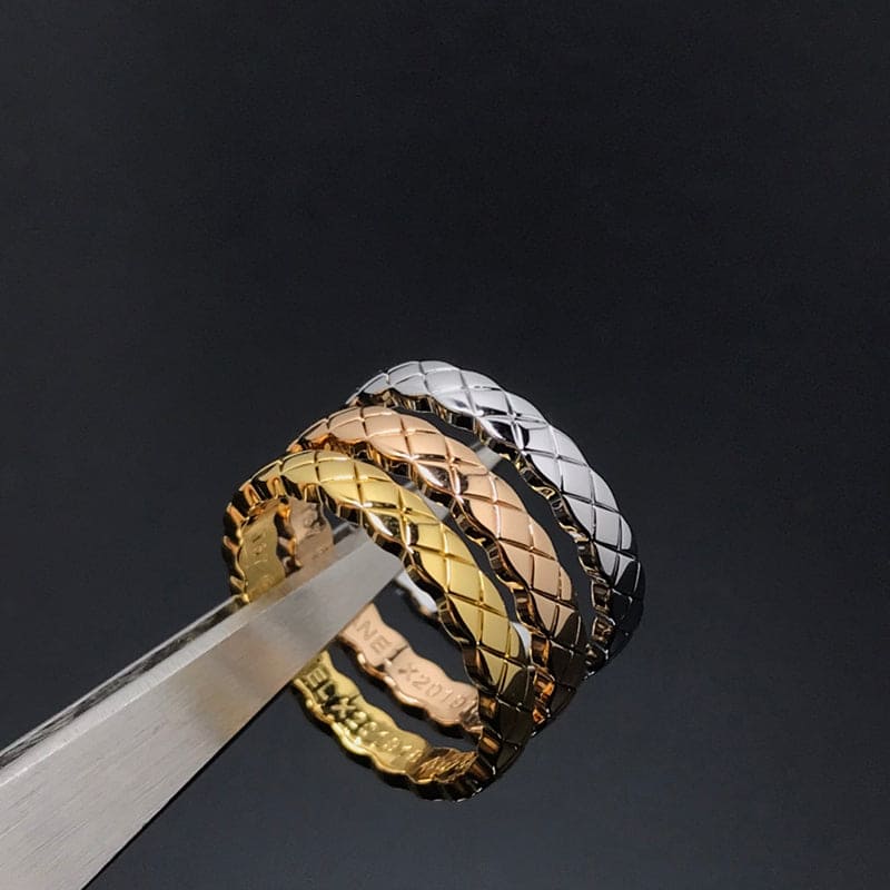 Chanel Coco Crush Mini 18K Gold Ring product image 4, provided for visual reference and product detail review