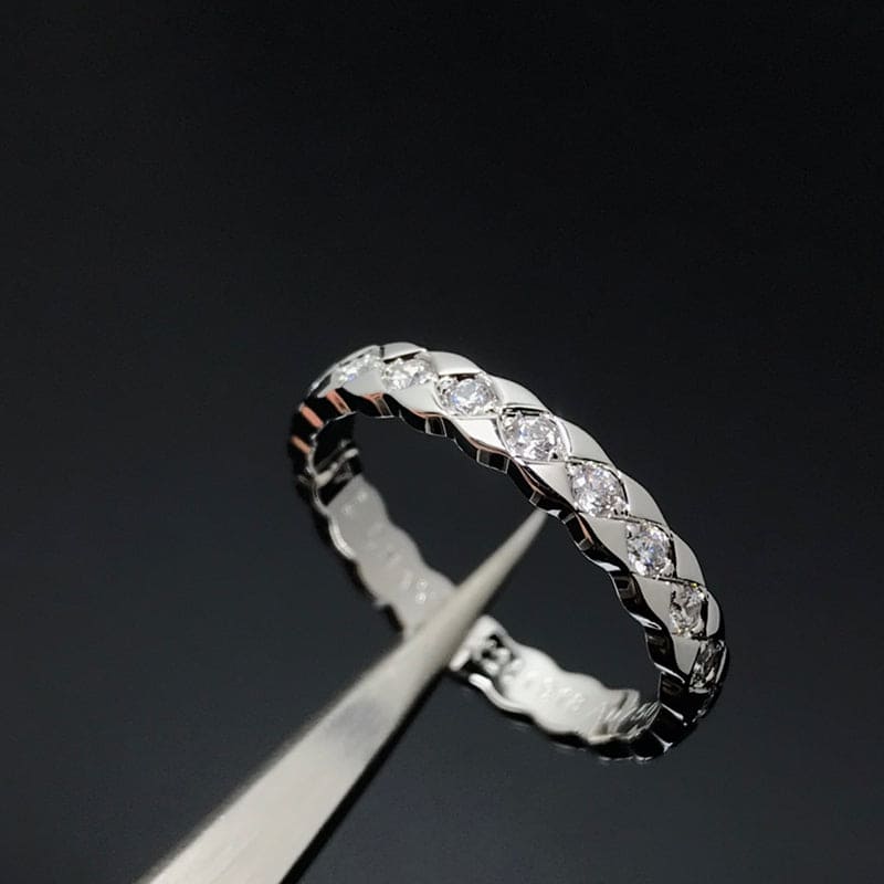 Chanel Coco Crush Mini Diamonds 18K Gold Ring product image 6, provided for visual reference and product detail review