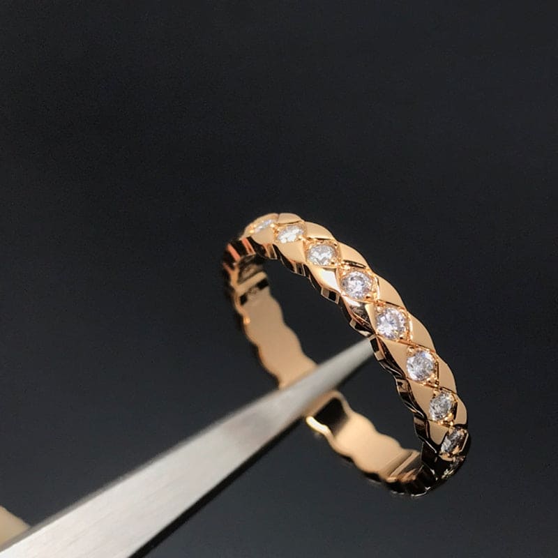Chanel Coco Crush Mini Diamonds 18K Gold Ring product image 4, provided for visual reference and product detail review