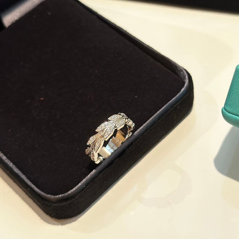 Tiffany Victoria Vine 18K Gold Ring product image 10, provided for visual reference and product detail review