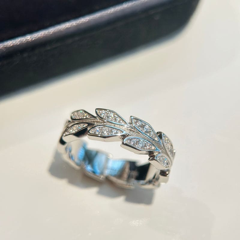 Victoria Vine 18K White Gold Ring product image 4, provided for visual reference and product detail review
