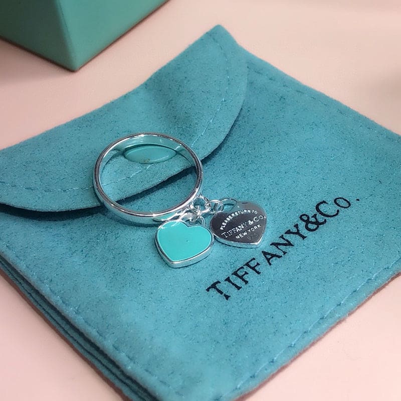 Tiffany Round & Heart Tag 18K Gold Ring product image 4, provided for visual reference and product detail review