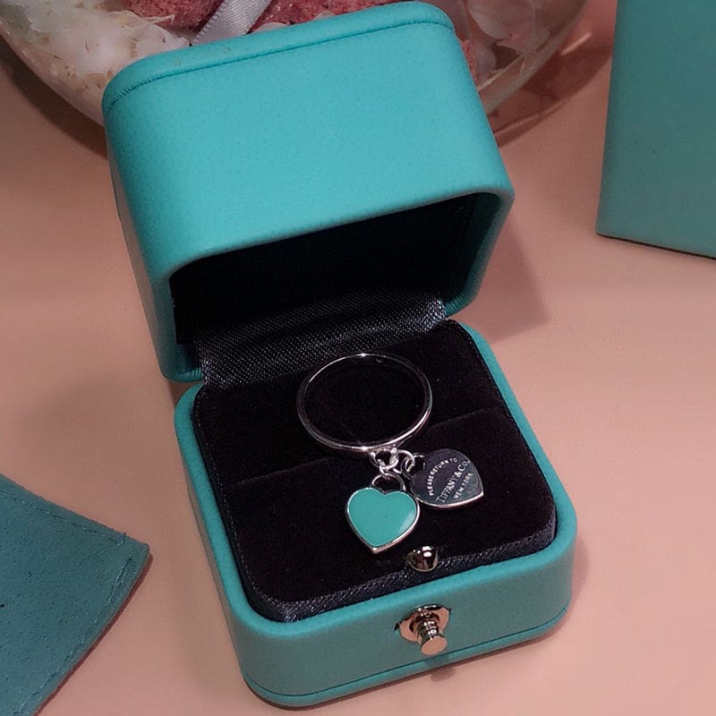 Tiffany Round & Heart Tag 18K Gold Ring product image 7, provided for visual reference and product detail review