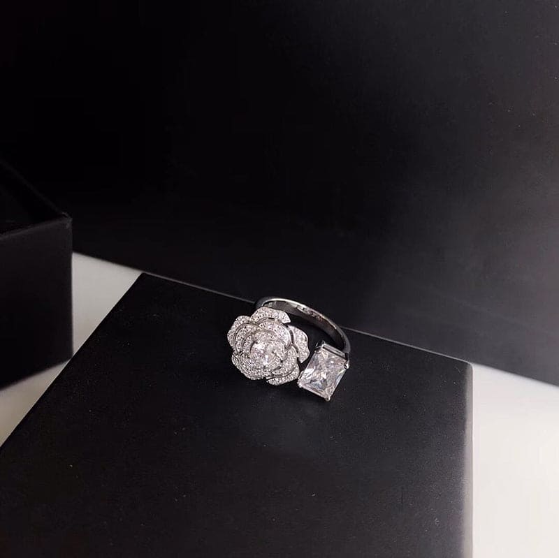 Chanel Diamond Camelia 18K Gold Ring product image 4, provided for visual reference and product detail review