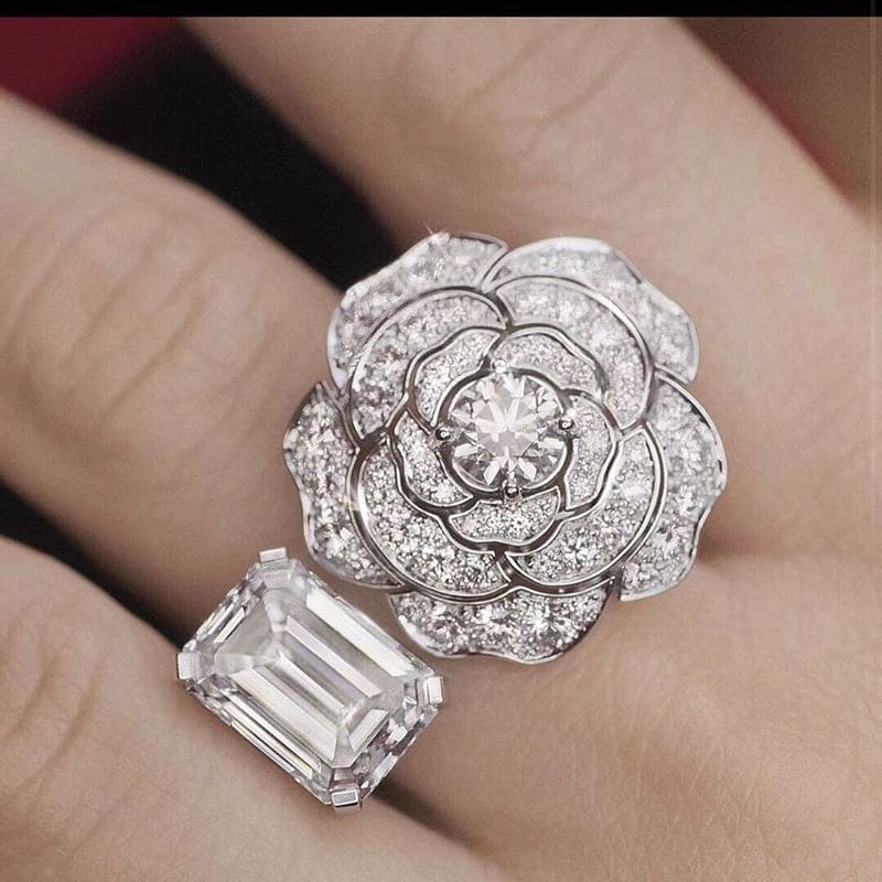 Chanel Diamond Camelia 18K Gold Ring product image 2, provided for visual reference and product detail review
