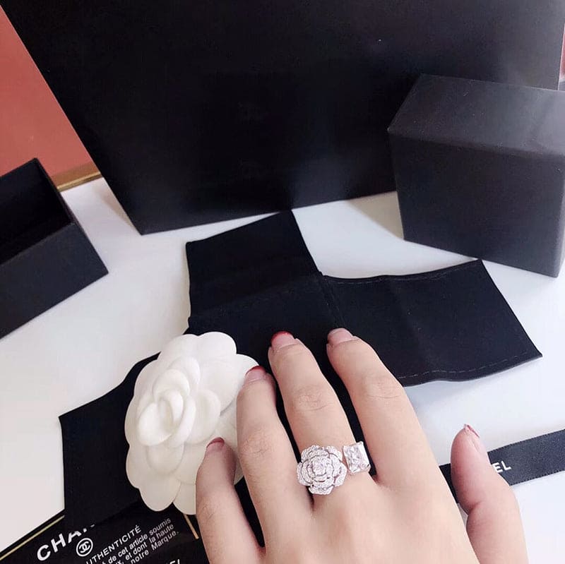 Chanel Diamond Camelia 18K Gold Ring product image 5, provided for visual reference and product detail review