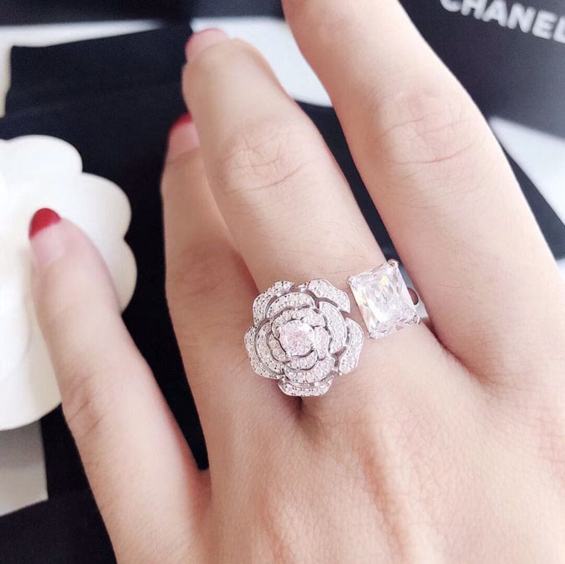 Chanel Diamond Camelia 18K Gold Ring product image 3, provided for visual reference and product detail review
