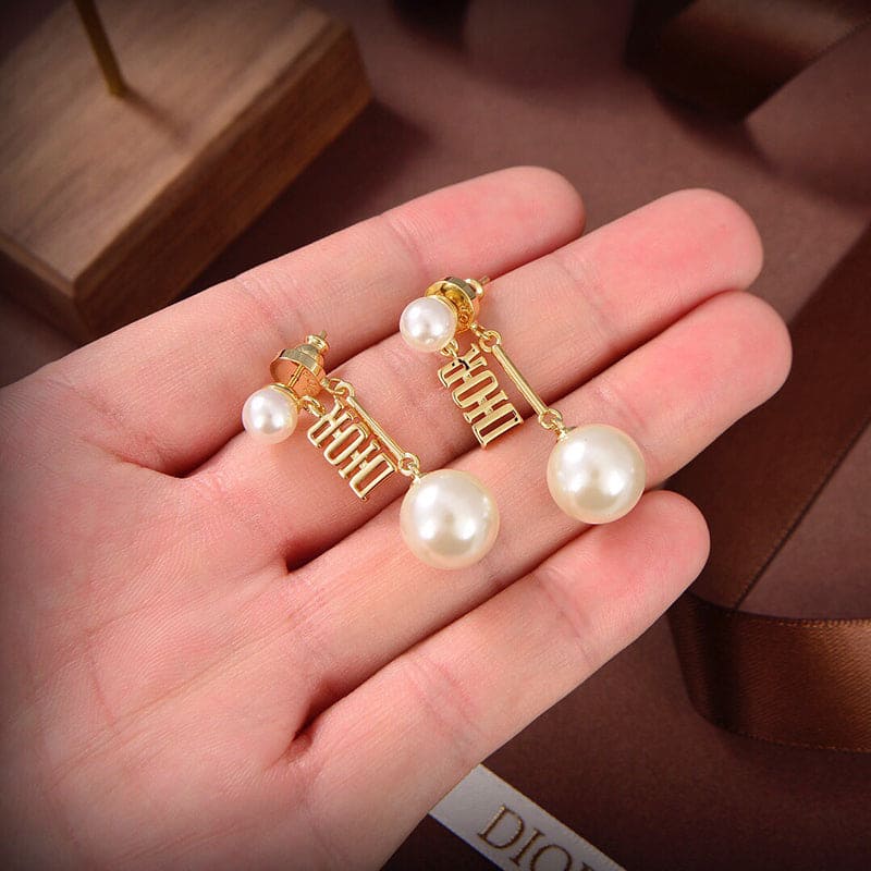 Dior Tribales Clip 18K Gold Earrings product image 2, provided for visual reference and product detail review