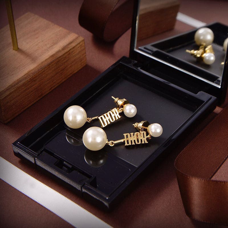 Dior Tribales Clip 18K Gold Earrings product image 6, provided for visual reference and product detail review