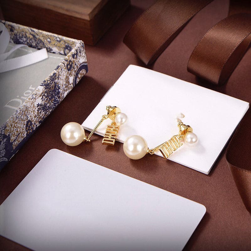 Dior Tribales Clip 18K Gold Earrings product image 4, provided for visual reference and product detail review