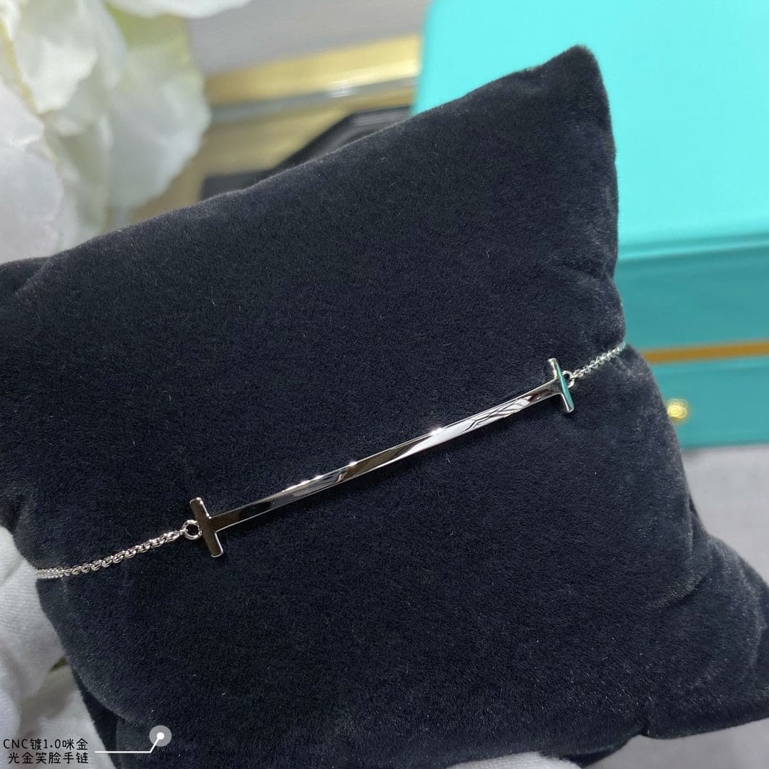 Tiffany Smile 18K Gold Bracelet product image 4, provided for visual reference and product detail review