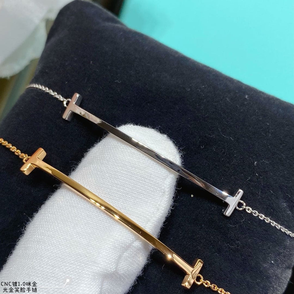 Tiffany Smile 18K Gold Bracelet product image 9, provided for visual reference and product detail review