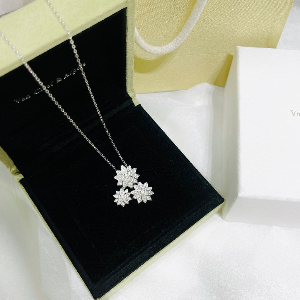 Three Flowers Lotus 18K Gold Necklace product image 5, provided for visual reference and product detail review