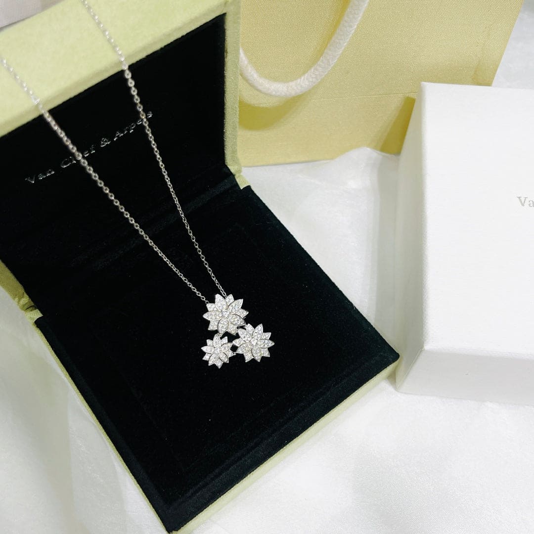 Three Flowers Lotus 18K Gold Necklace product image 5, provided for visual reference and product detail review