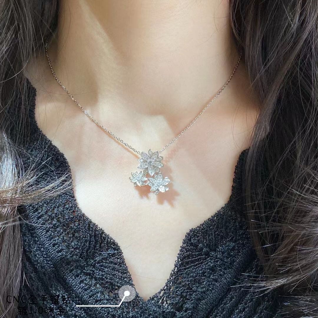 Three Flowers Lotus 18K Gold Necklace product image 4, provided for visual reference and product detail review