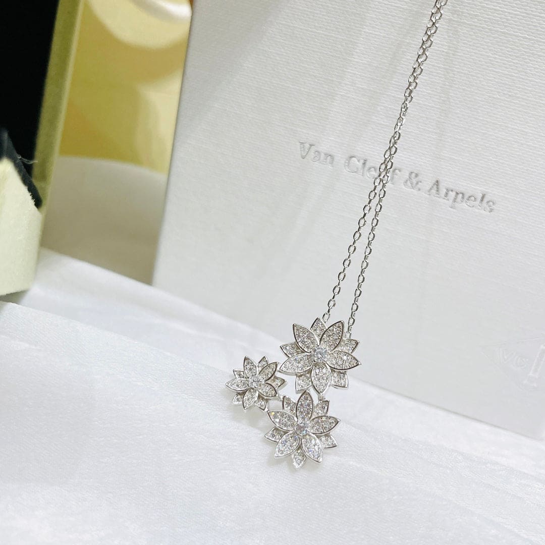 Three Flowers Lotus 18K Gold Necklace product image 9, provided for visual reference and product detail review