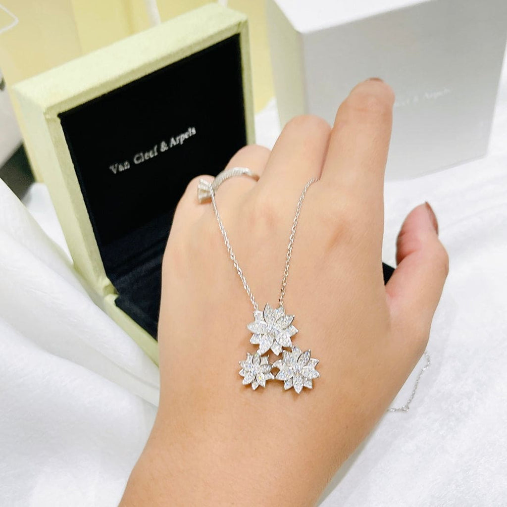 Three Flowers Lotus 18K Gold Necklace product image 10, provided for visual reference and product detail review