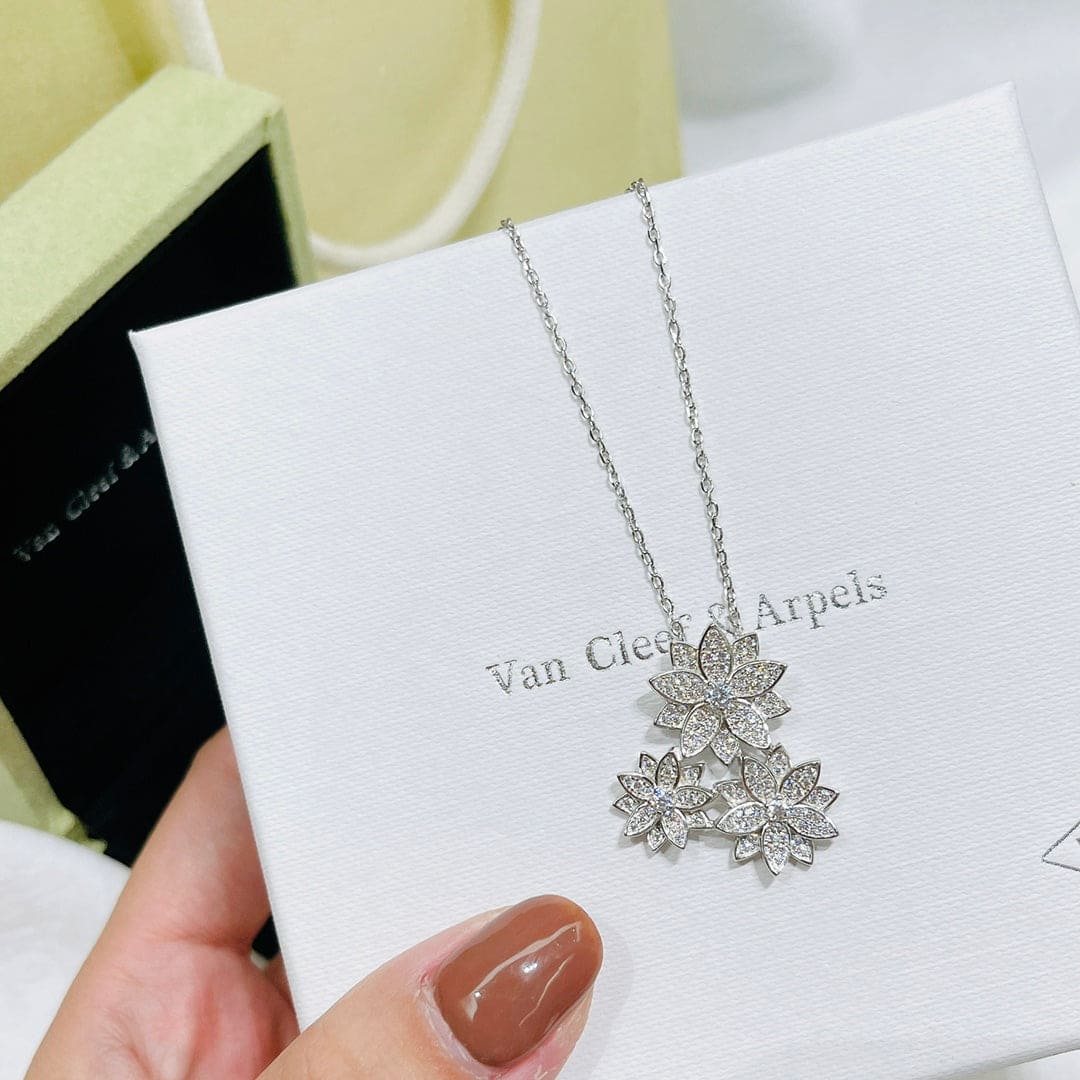 Three Flowers Lotus 18K Gold Necklace product image 11, provided for visual reference and product detail review