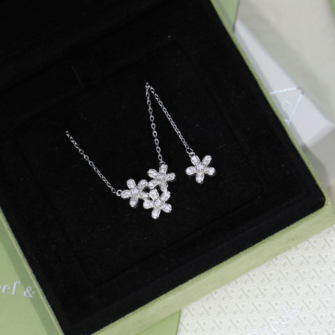 Three Flowers Socrate 18K Gold Necklace product image 5, provided for visual reference and product detail review