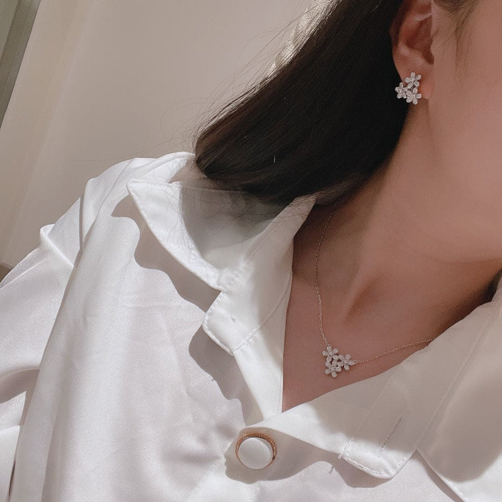 Three Flowers Socrate 18K Gold Necklace product image 6, provided for visual reference and product detail review