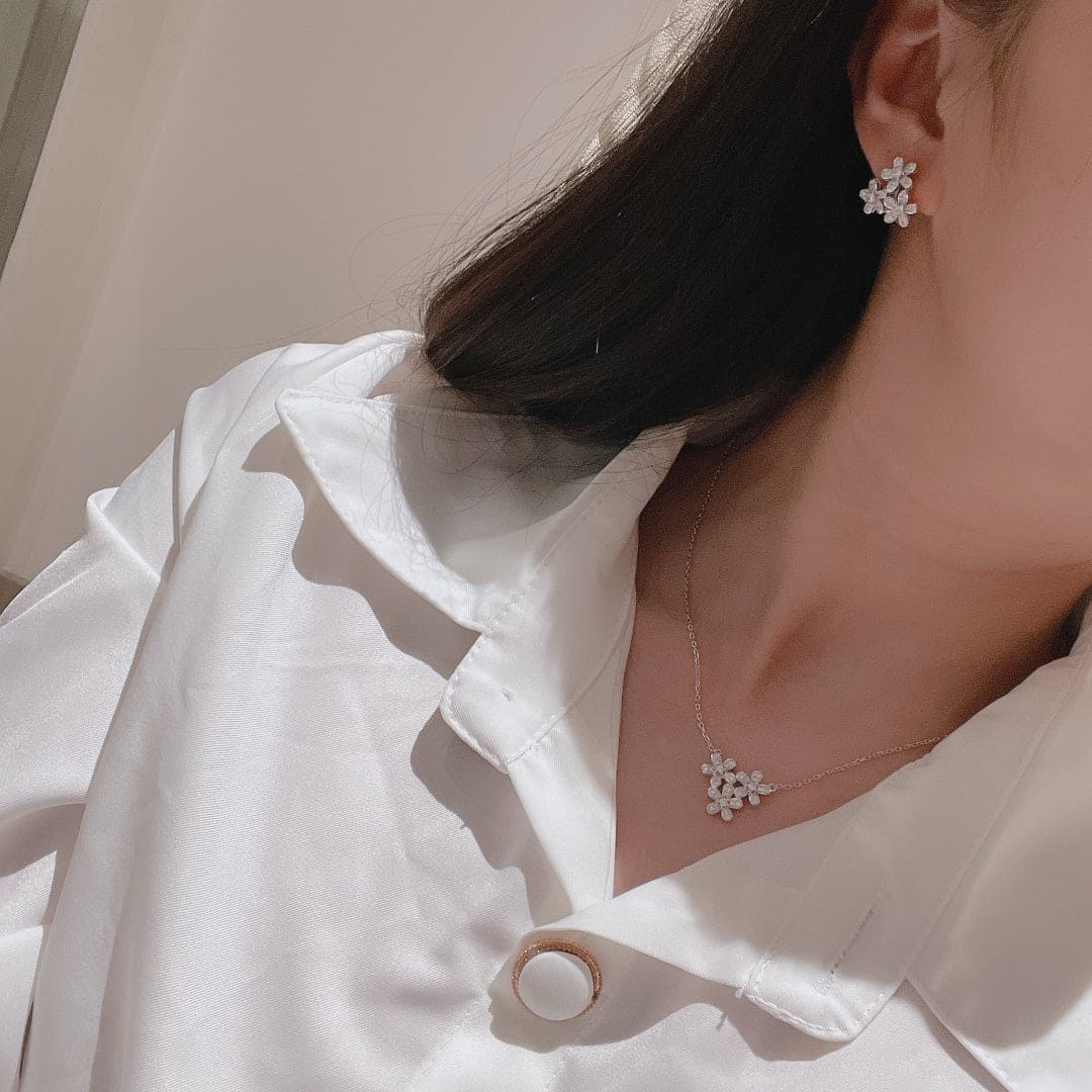 Three Flowers Socrate 18K Gold Necklace product image 6, provided for visual reference and product detail review