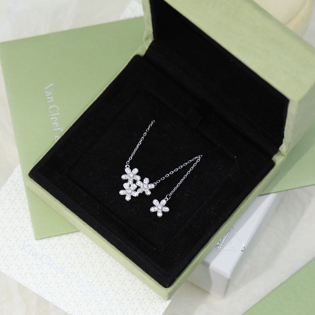 Three Flowers Socrate 18K Gold Necklace product image 7, provided for visual reference and product detail review