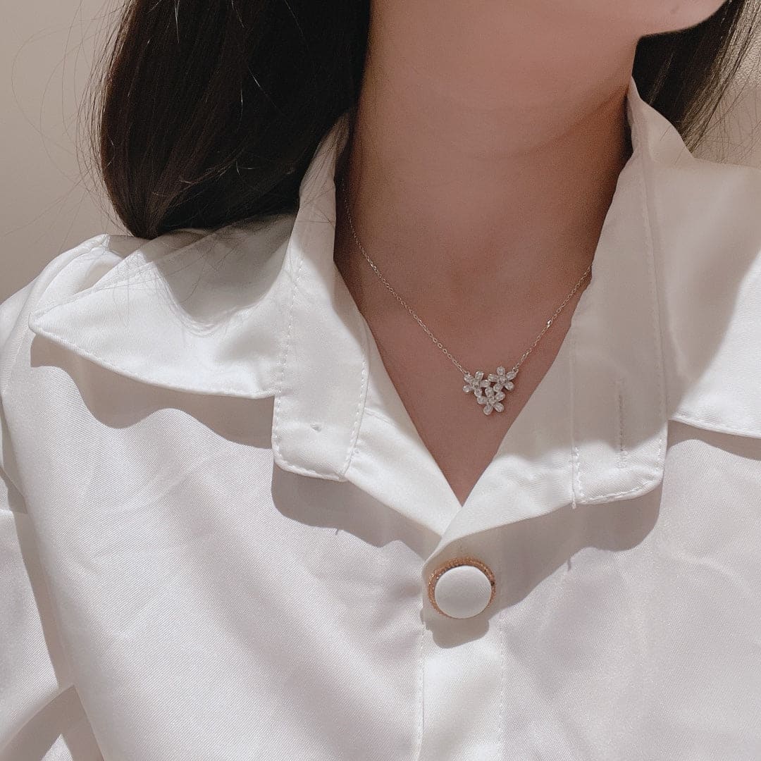Three Flowers Socrate 18K Gold Necklace product image 8, provided for visual reference and product detail review