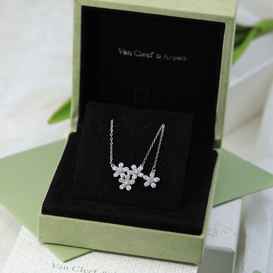 Three Flowers Socrate 18K Gold Necklace product image 4, provided for visual reference and product detail review