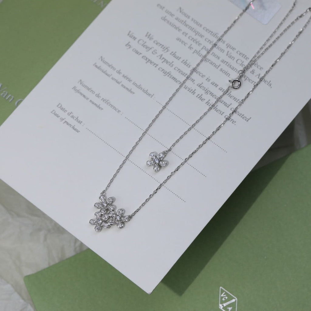 Three Flowers Socrate 18K Gold Necklace product image 10, provided for visual reference and product detail review